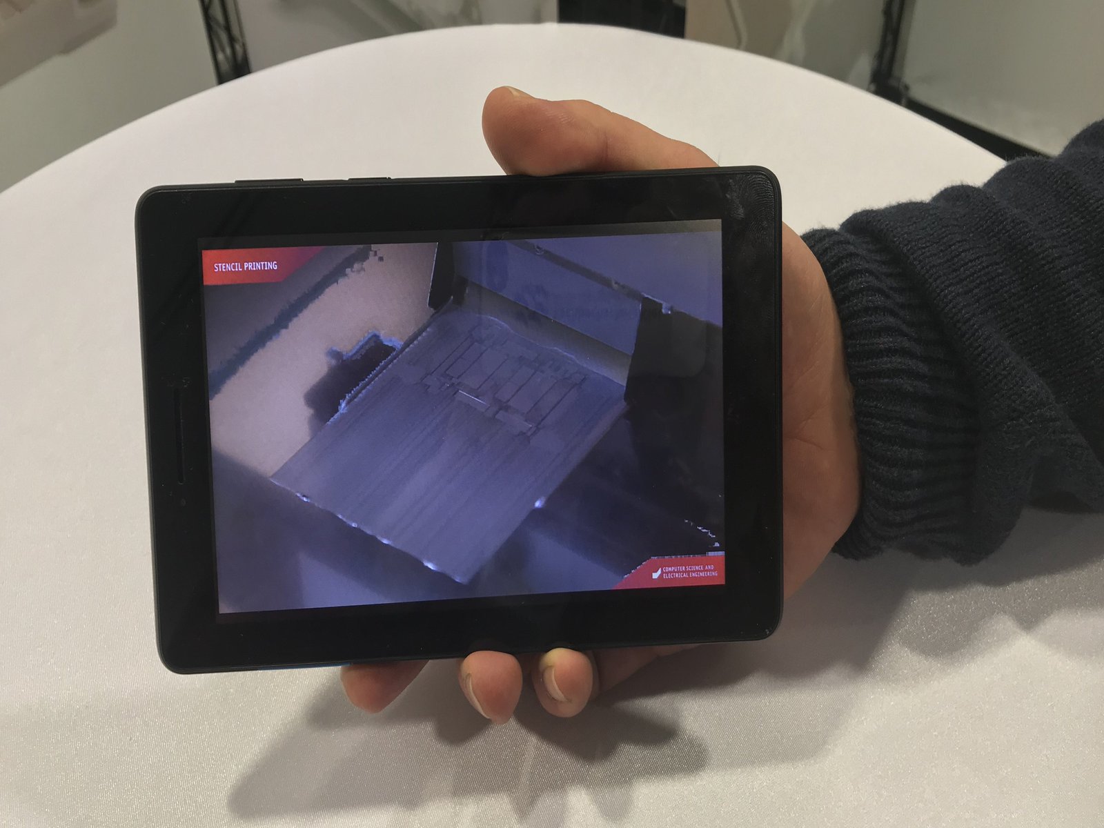 Die Vitrinen sind mit Touchpads ausgestattet, auf denen Informationen zum ausgestellten Produkt zu lesen sind. Foto: Meise