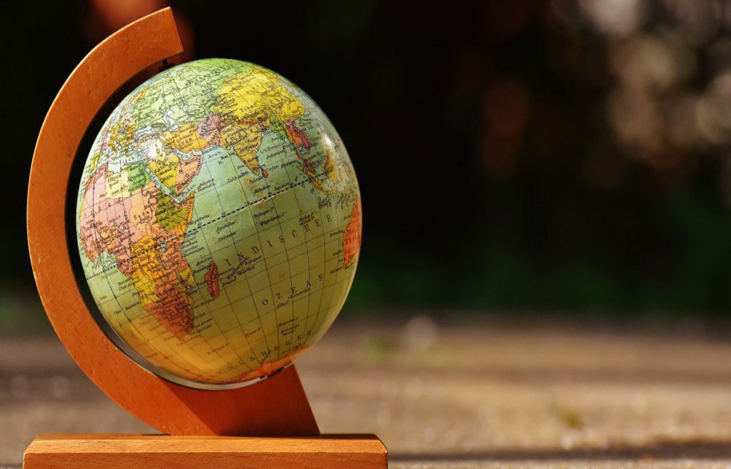 Ein in den Fokus genommener kleiner Globus.