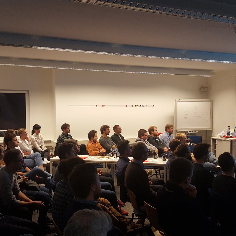 Foto: Abraham voller Seminarraum mit Dozent