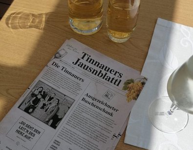 zu sehen ist ein Prospekt der Tannauers, eine Familie die einen Buschenschrank in der Steiermark führt