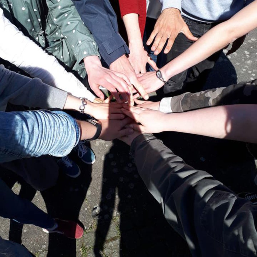 Menschen im Kreis legen Hände zusammen