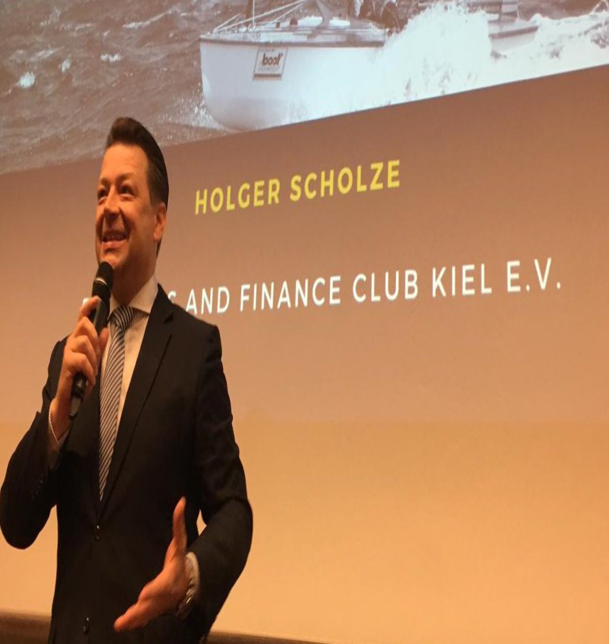 Börsenmoderator Holger Scholze hält einen Vortrag.