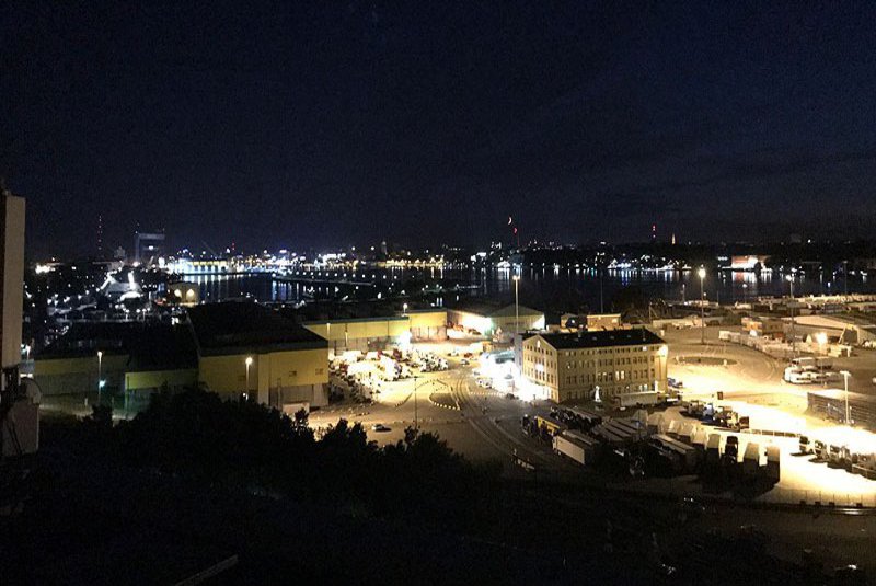 Der Blick fällt auf ein Hafengelände an dem zu diesem Zeitpunkt wenig Betrieb herrscht.