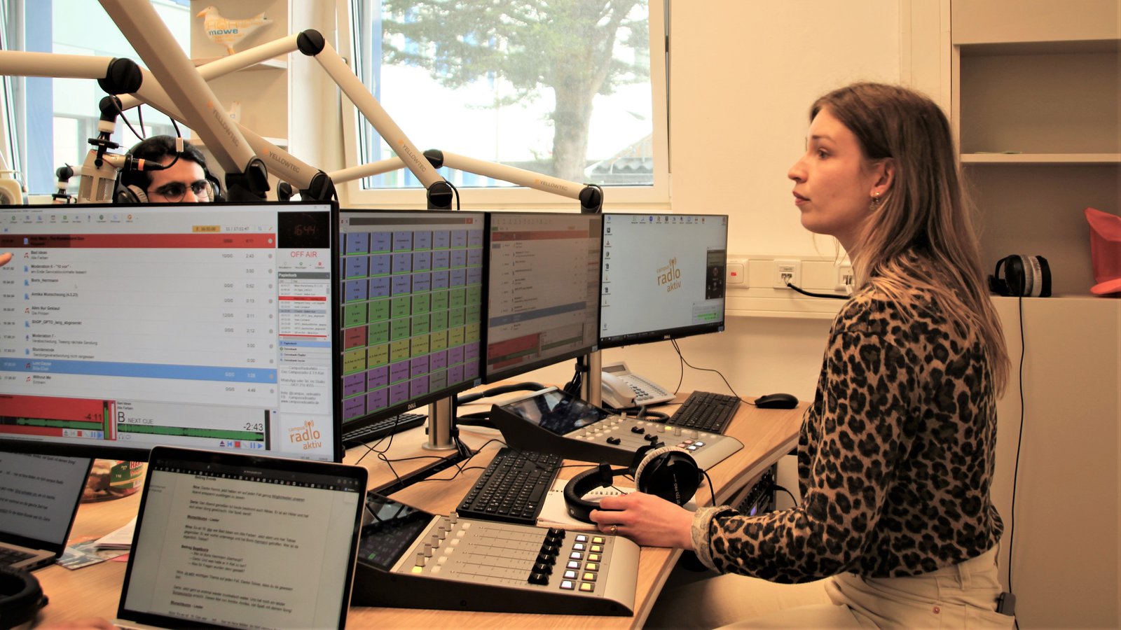 Eine Studentin steht am Mischpult des neuen Hörfunkstudios