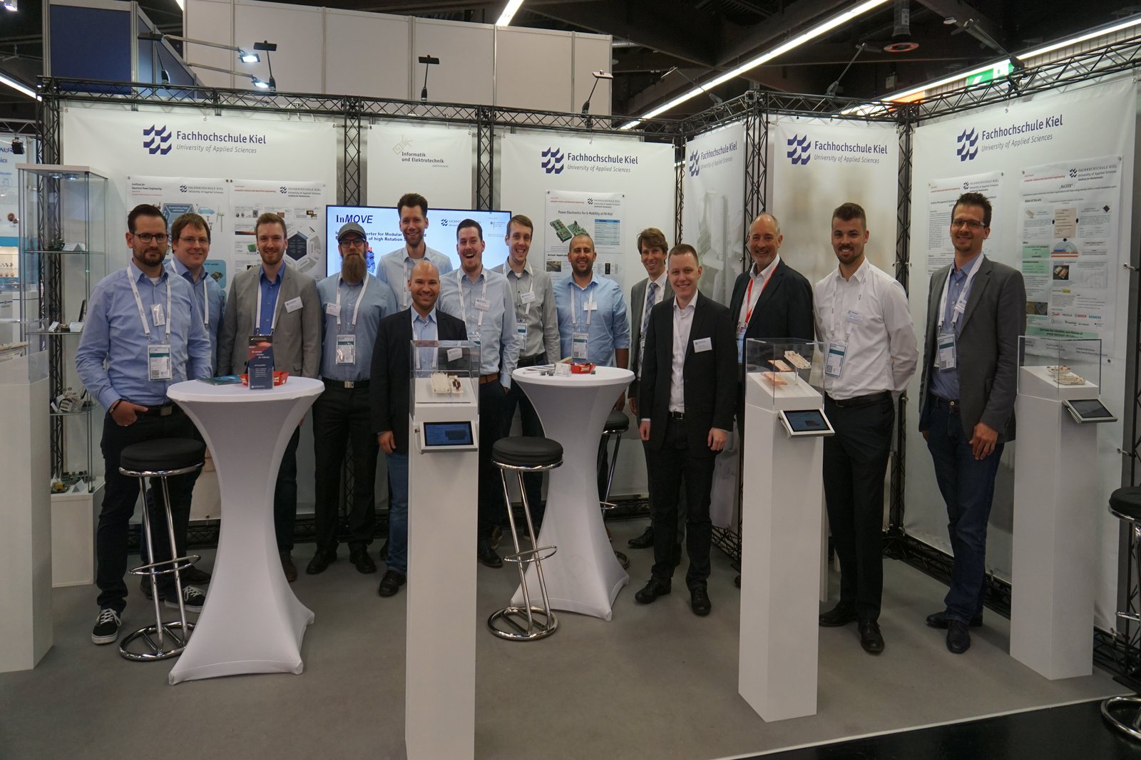 Anstrengende, aber auch spannende Tage liegen hinter dem Messe-Team um Prof. Roland Eisele (3.v.r.) und Prof. Ulf Schümann (5.v.r.). Foto: Nils Nageler