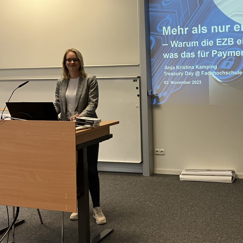 Eine Frau vor einer Präsentation
