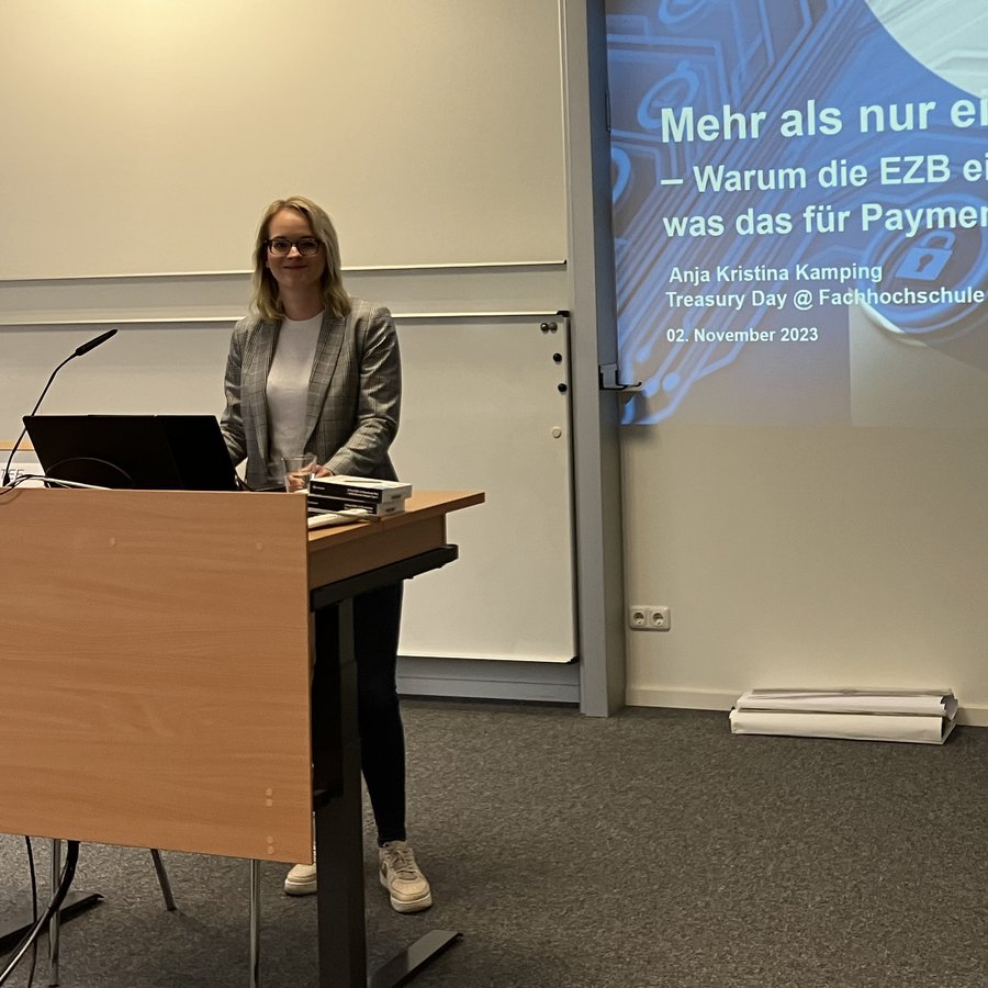 Eine Frau vor einer Präsentation
