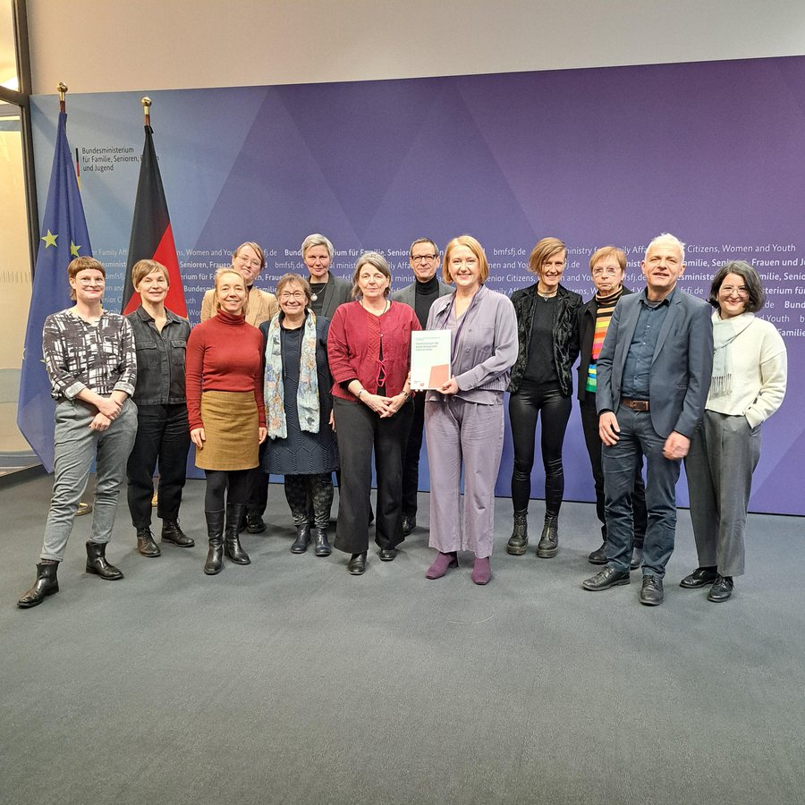 Lisa Paus, Bundesministerin für Familie, Senioren, Frauen und Jugend, mit den Mitgliedern der Sachverständigenkommission für den Vierten Gleichstellungsbericht