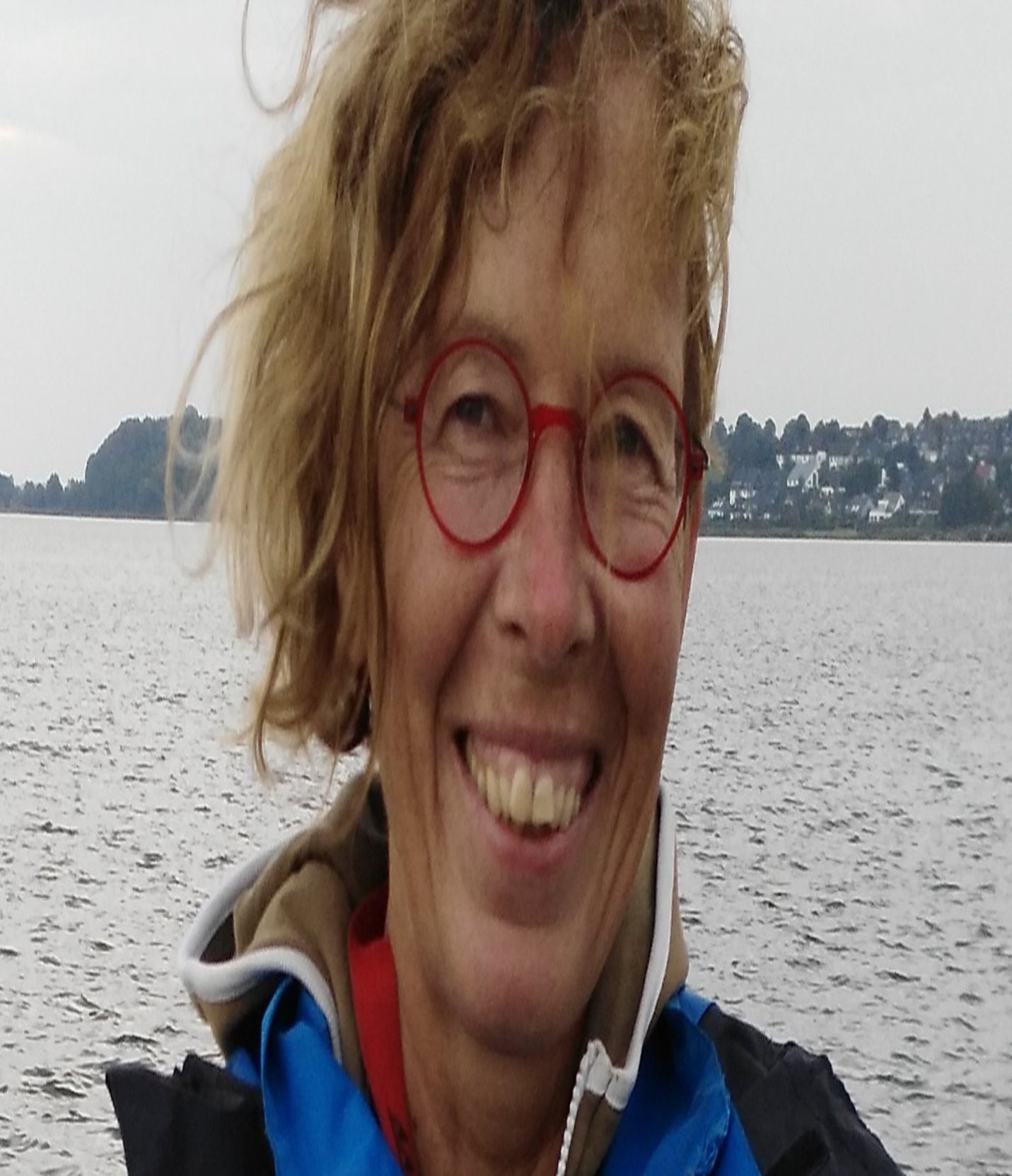 Portrait einer Frau am Wasser