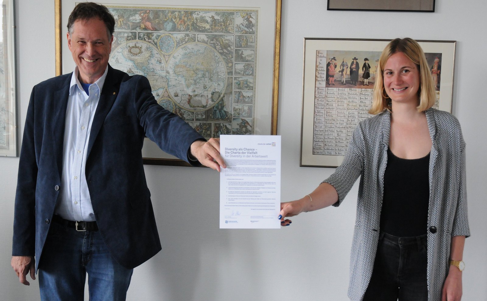Die Hochschule bekennt sich zur Diversität: FH-Präsident Prof. Dr. Udo Beer und Diversitätsbeauftragte Alexa Magsaam mit der unterzeichneten Charta der Vielfalt. Foto: Meise