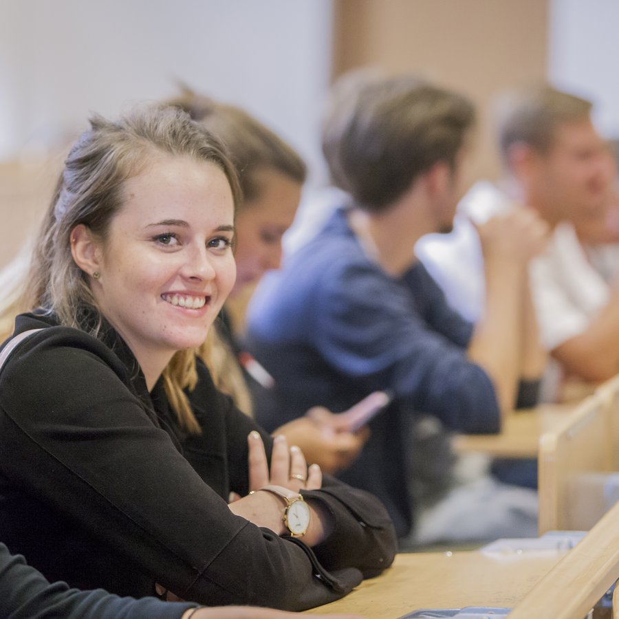 Foto: Matthias Pilch Frau im Hörsaal