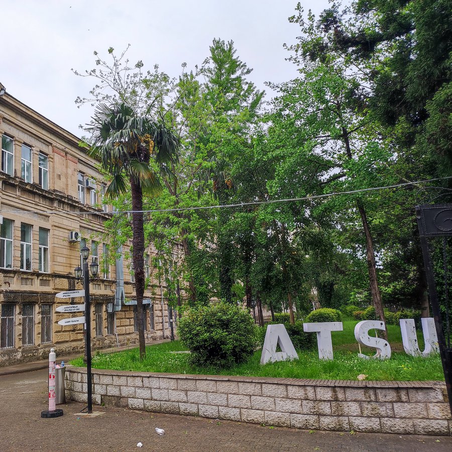 Blick auf das Gebäude der ATSU in Georgien