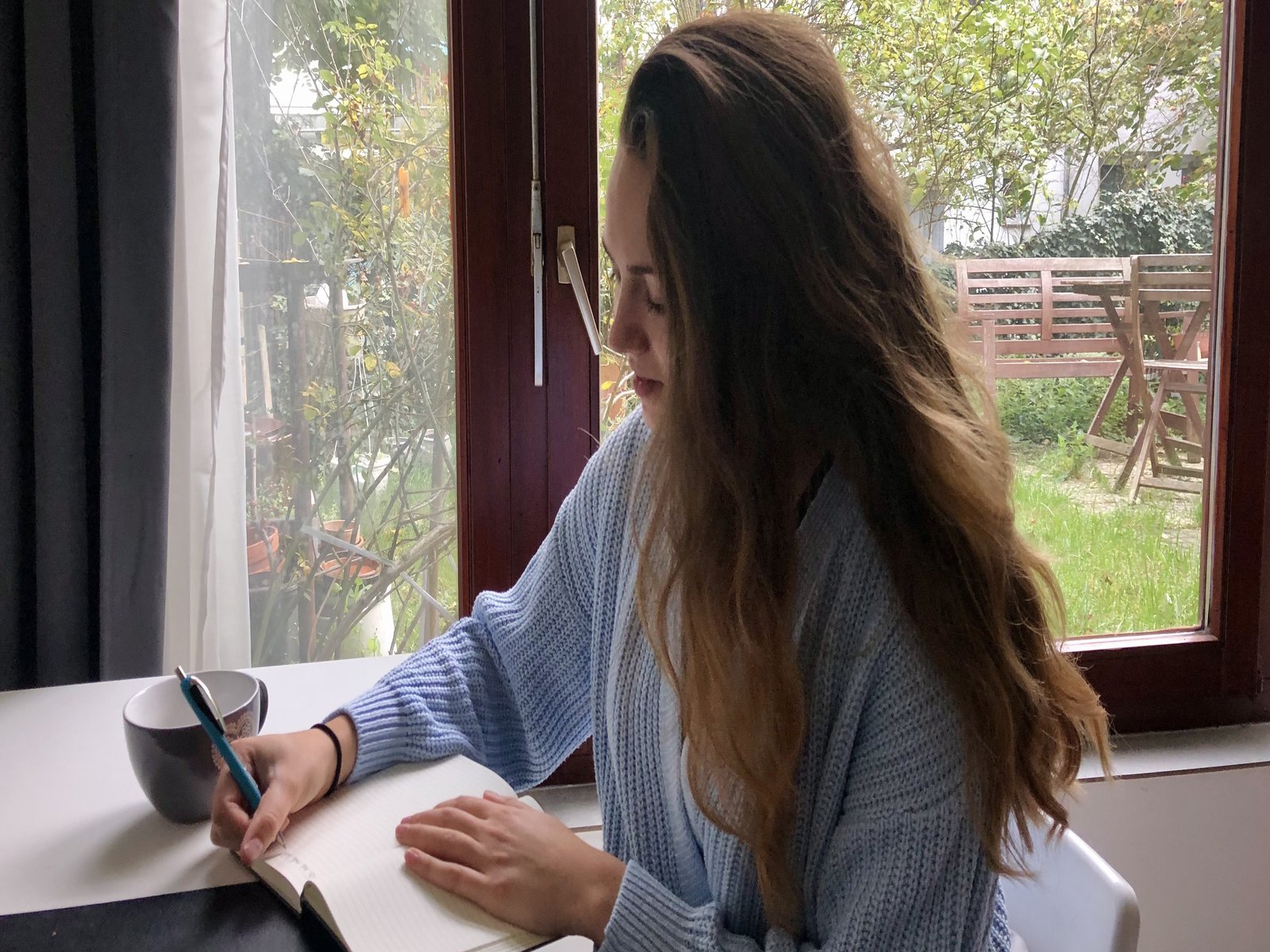 eine Frau, die schreibt