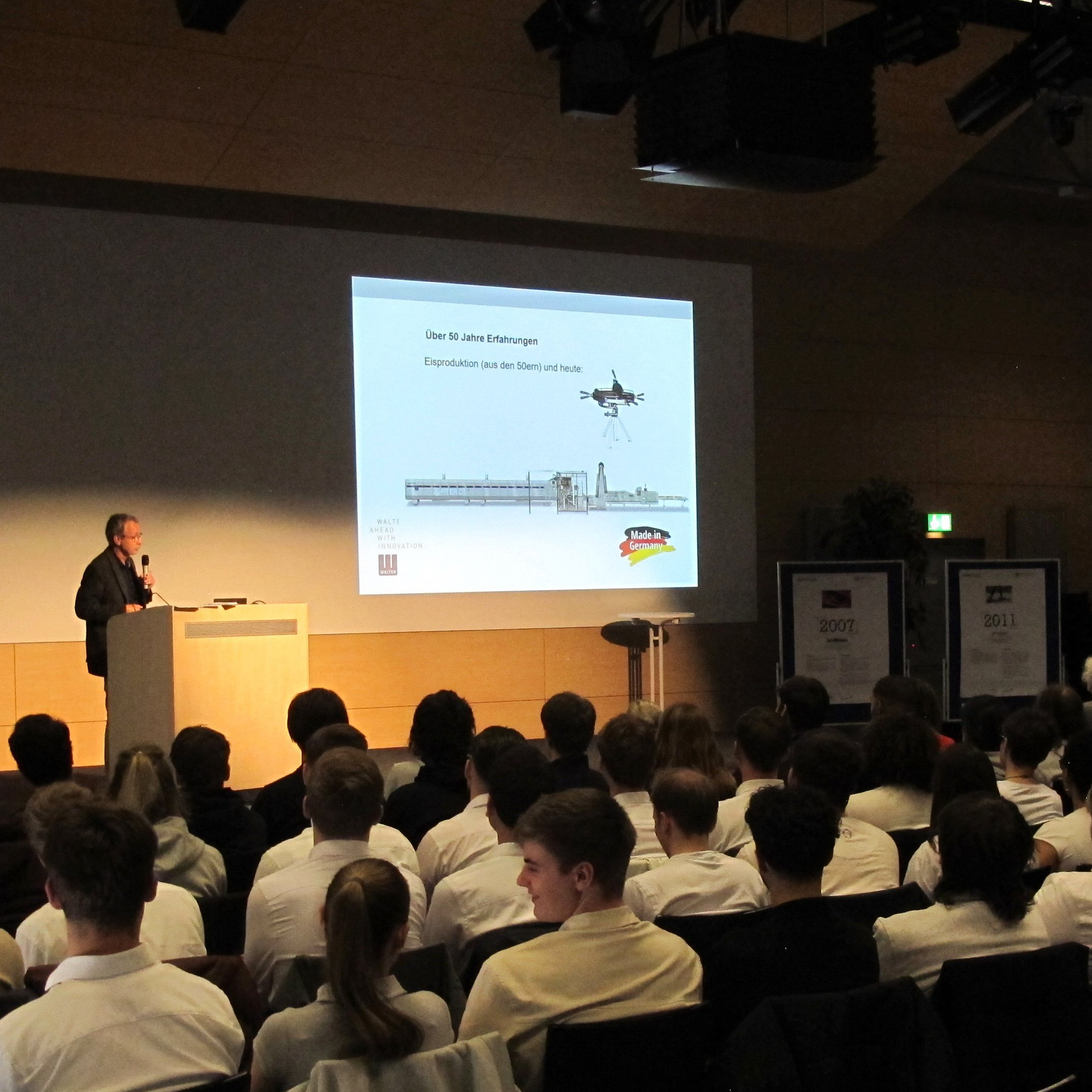 Menschen in einem Saal