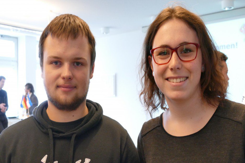 Ein Mann und eine Frau lächeln in die Kamera.