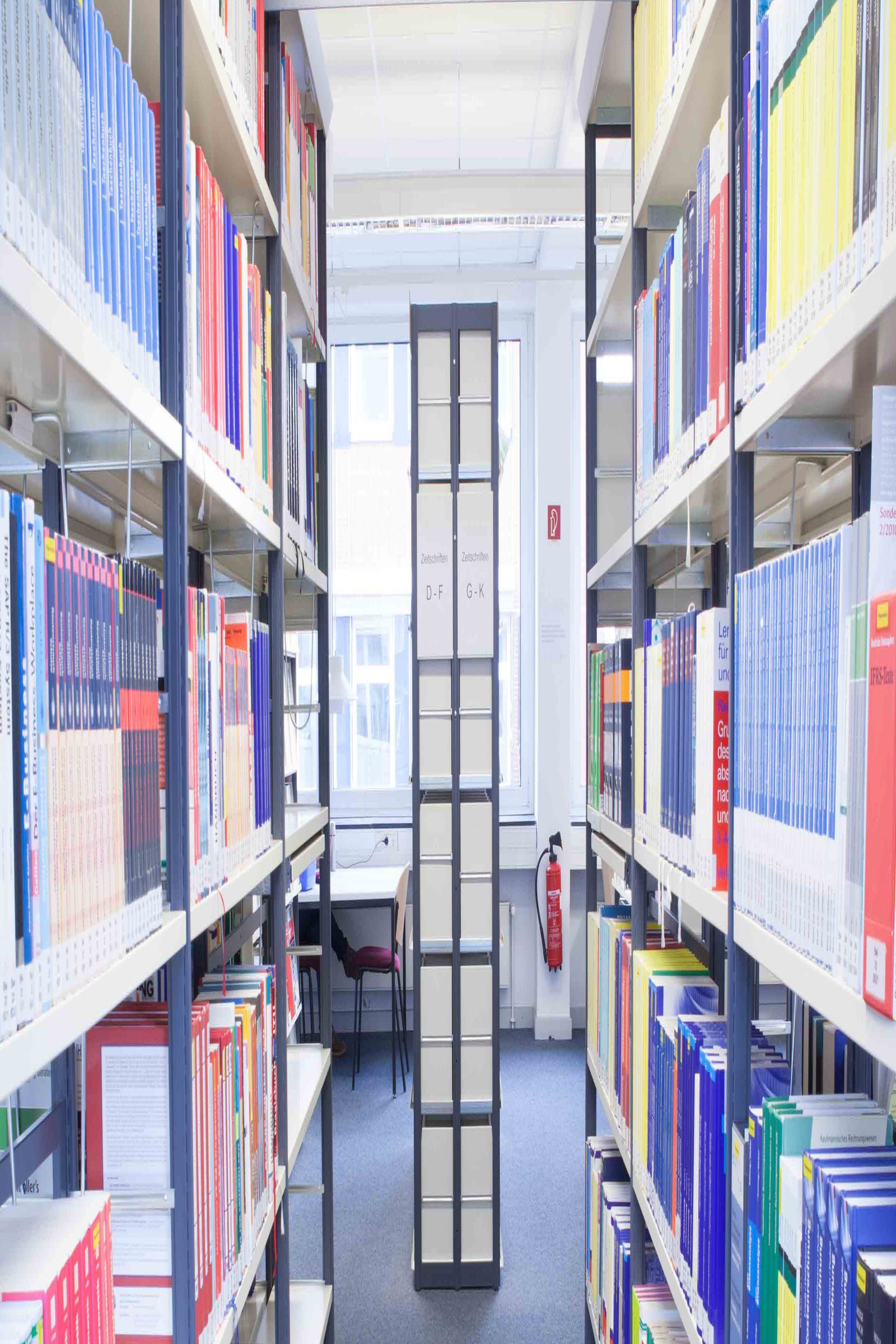 Bücherregale in der Bibliothek