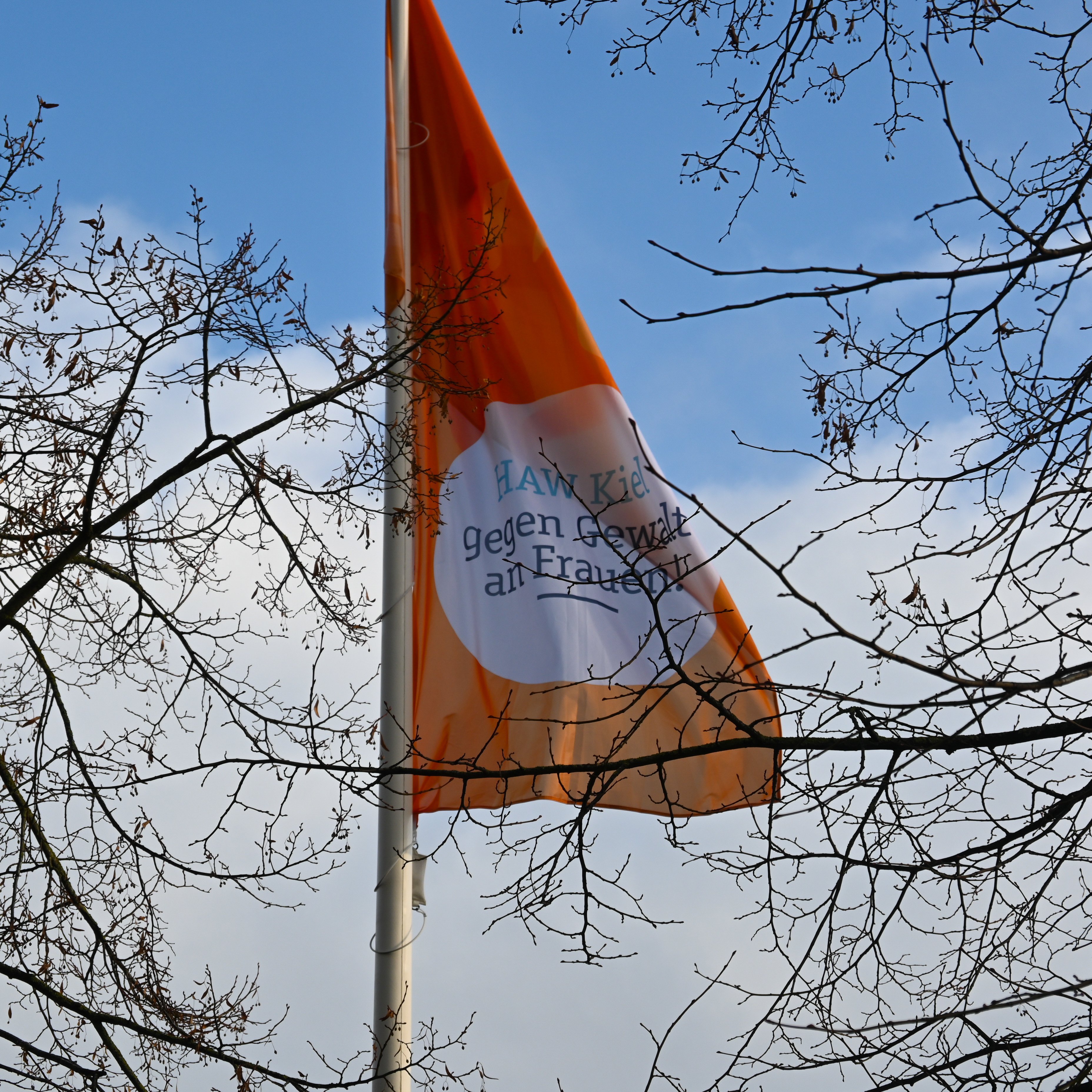 Eine orangefarbene Flagge weht.