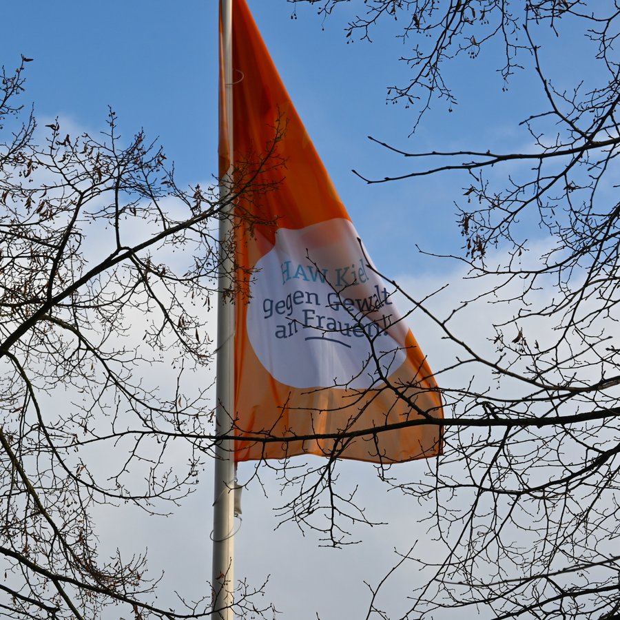 Eine orangefarbene Flagge weht.