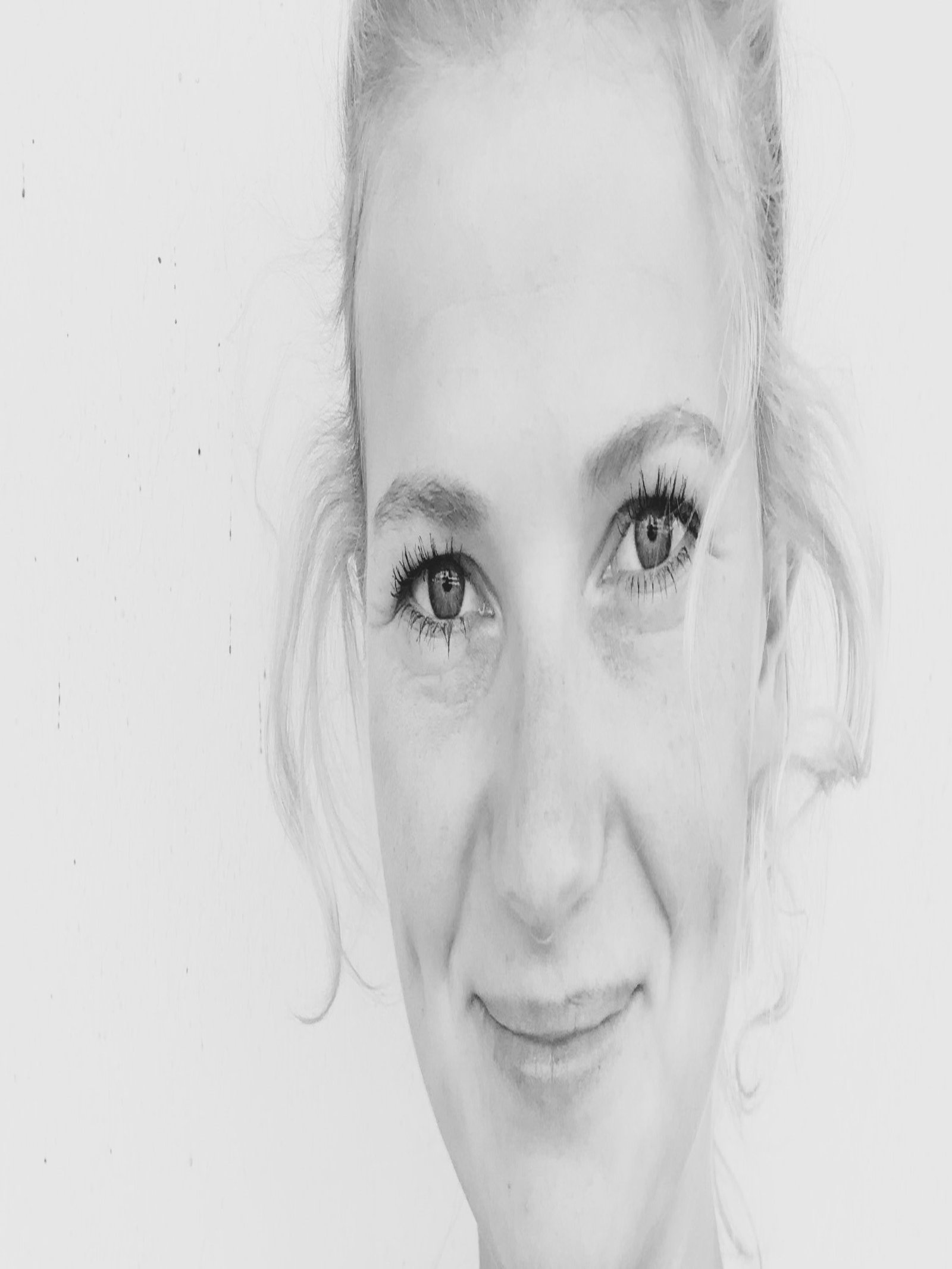 Frau mit dunklem Oberteil und hellen Haaren