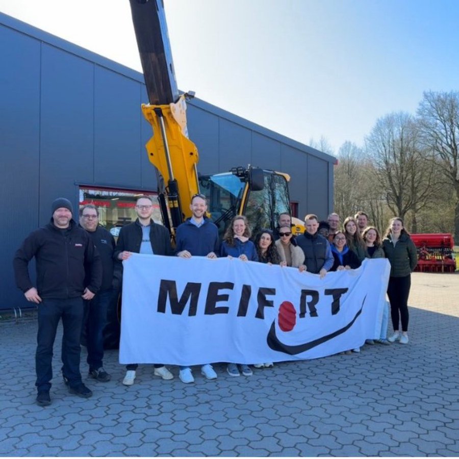 eine Gruppe von Studierenden der FH Kiel zum Gruppenfoto bei der Firma Meifort aufgestellt