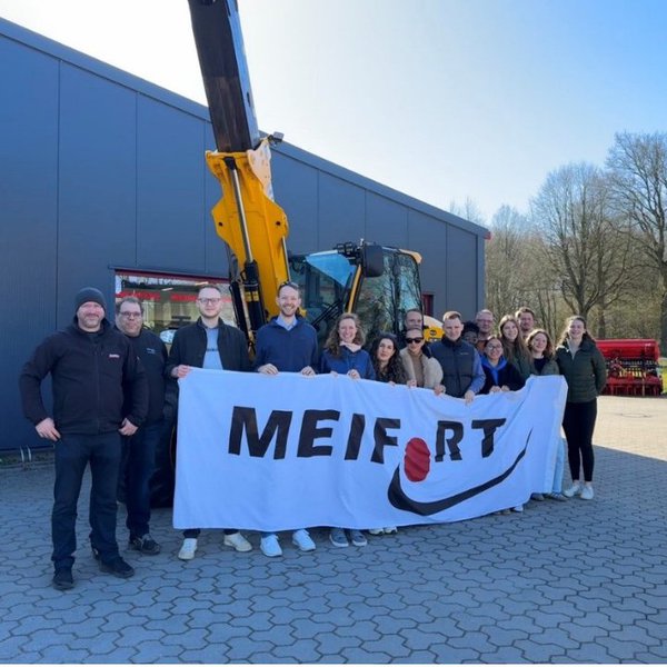 eine Gruppe von Studierenden der FH Kiel zum Gruppenfoto bei der Firma Meifort aufgestellt
