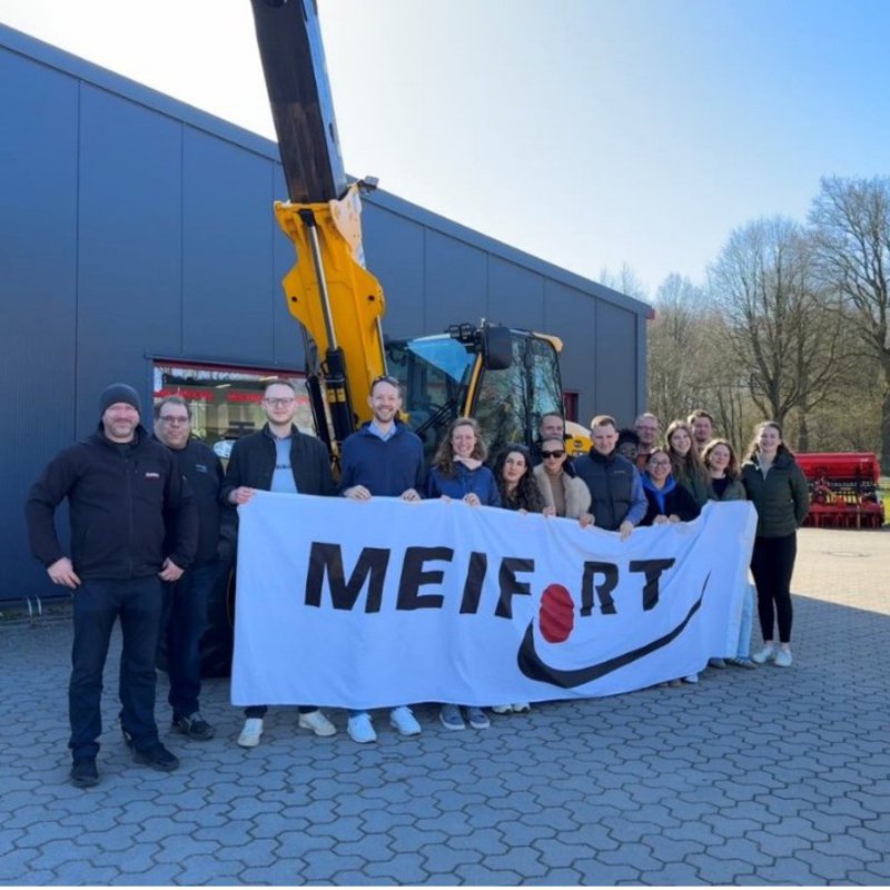 eine Gruppe von Studierenden der FH Kiel zum Gruppenfoto bei der Firma Meifort aufgestellt