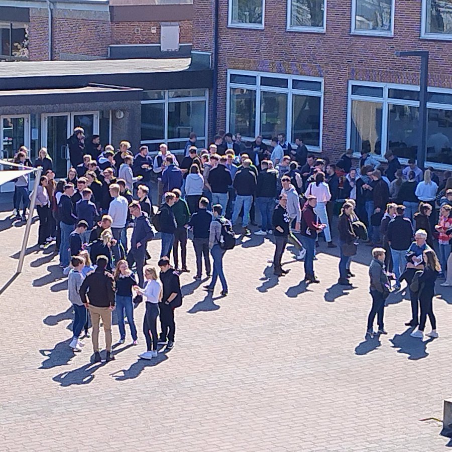 Studieninteressierte und Studierende stehen am Schnuppertag auf dem Hof vor dem Gebäude des Fachbereichs Agrarwirtschaft der FH Kiel in Osterrönfeld