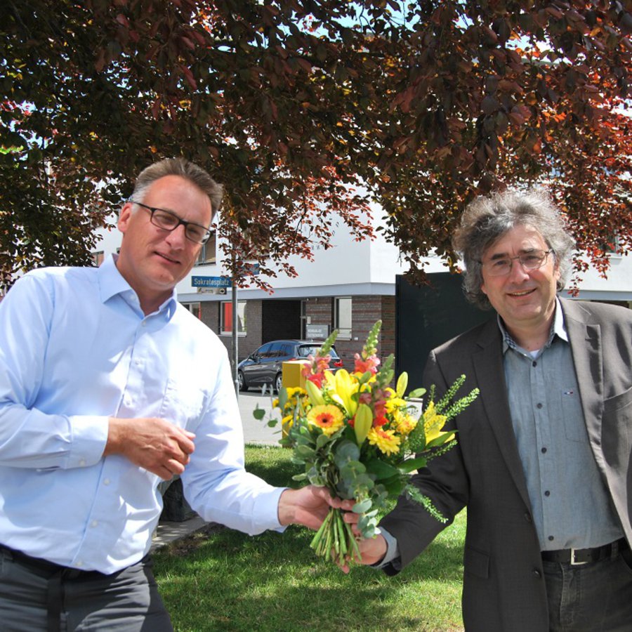 Der Senatsvorsitzende Prof. Claus Neumann übergibt Vizepräsident Prof. Klaus Lebert einen Blumenstrauß