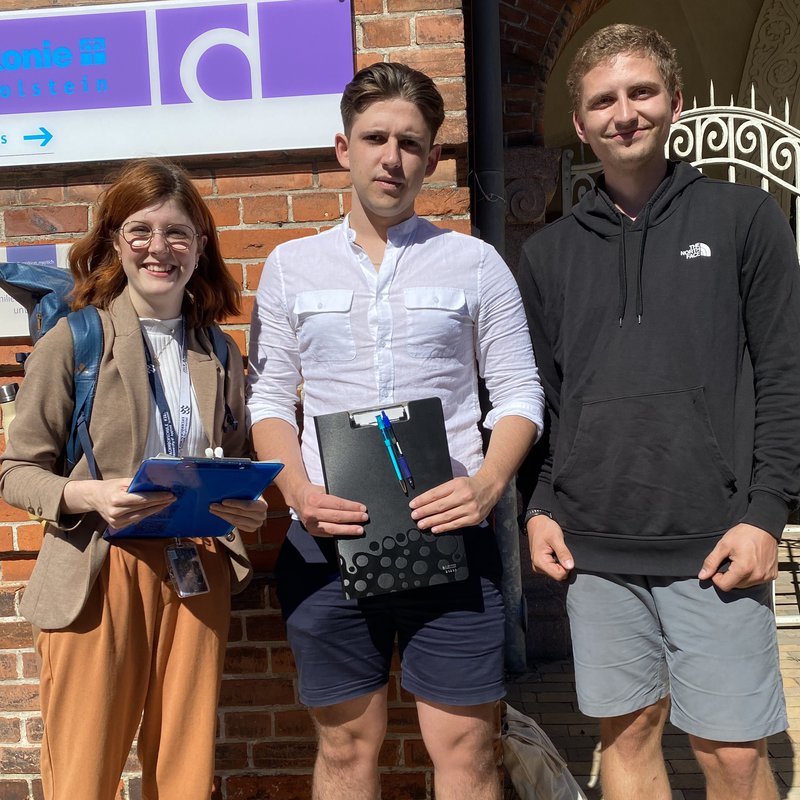 Gemeinsam mit der Diakonie Schleswig-Holstein, einer Partnerorganisation des Projekts, haben die Studierenden Freizeitangebote für die Geflüchteten entwickelt. Grundlage dafür war eine Befragung vor Ort auf dem Sommerfest der Diakonie. Hier im Bild: Mitorganisatorin des Projekts Miriam Zimmer mit den Studierenden Richard Sterk und Alexander Leiding (v.l.n.r.) (Foto: Zimmer)