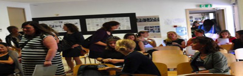 Eine Gruppe von Menschen sitzt in einem Warteraum.