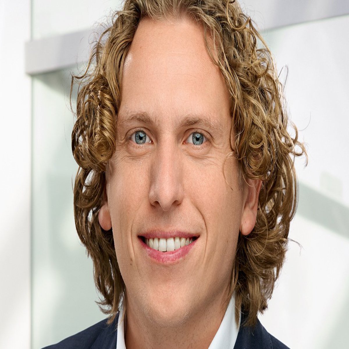 Portrait eines jungen Mannes, der an der HAW Kiel Wirtschaftsingenieurwesen Elektrotechnik studiert hat