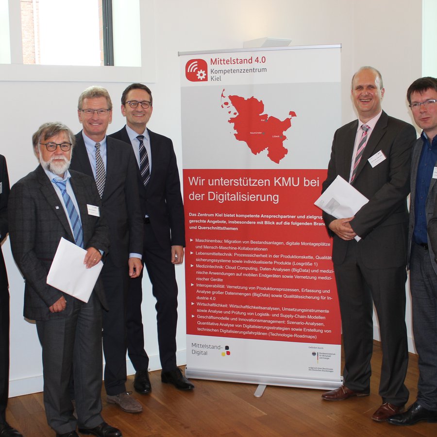 Vertreter der schleswig-holsteinischen Hochschulen und Transfereinrichtungen Vertreter der schleswig-holsteinischen Hochschulen und Transfereinrichtungen halten den Förderbescheid