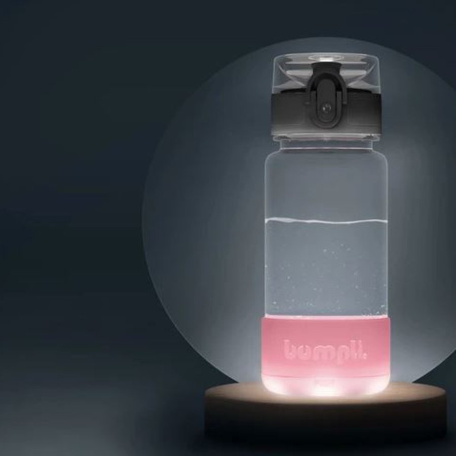 Foto: Bumpli GmbH eine Trinkflasche, die von unten angeleuchtet wird