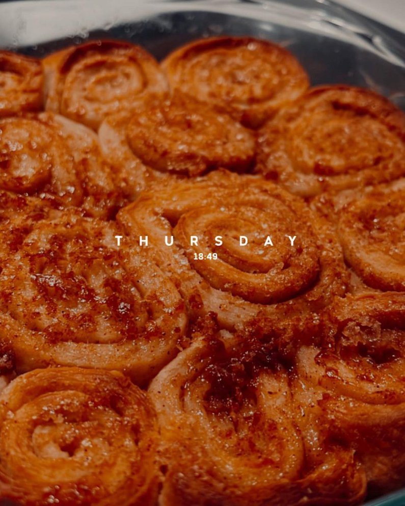 Foto von einem Blech selbstgebackener veganer Zimtschnecken