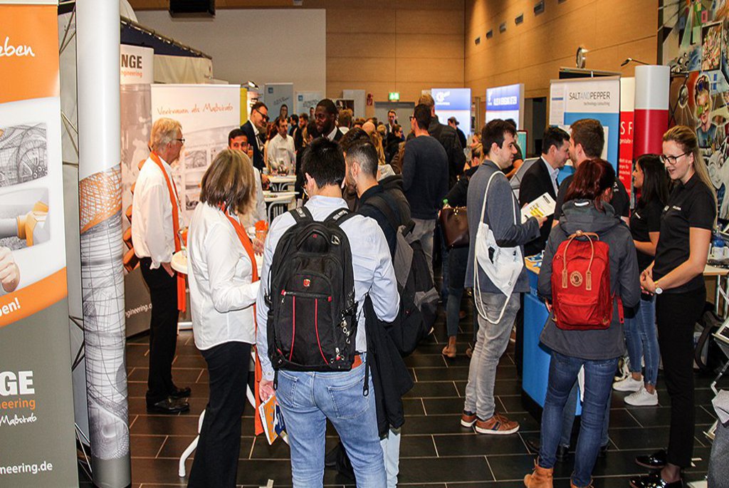 Blick in den mit Besucher*innen gefüllten Audimax