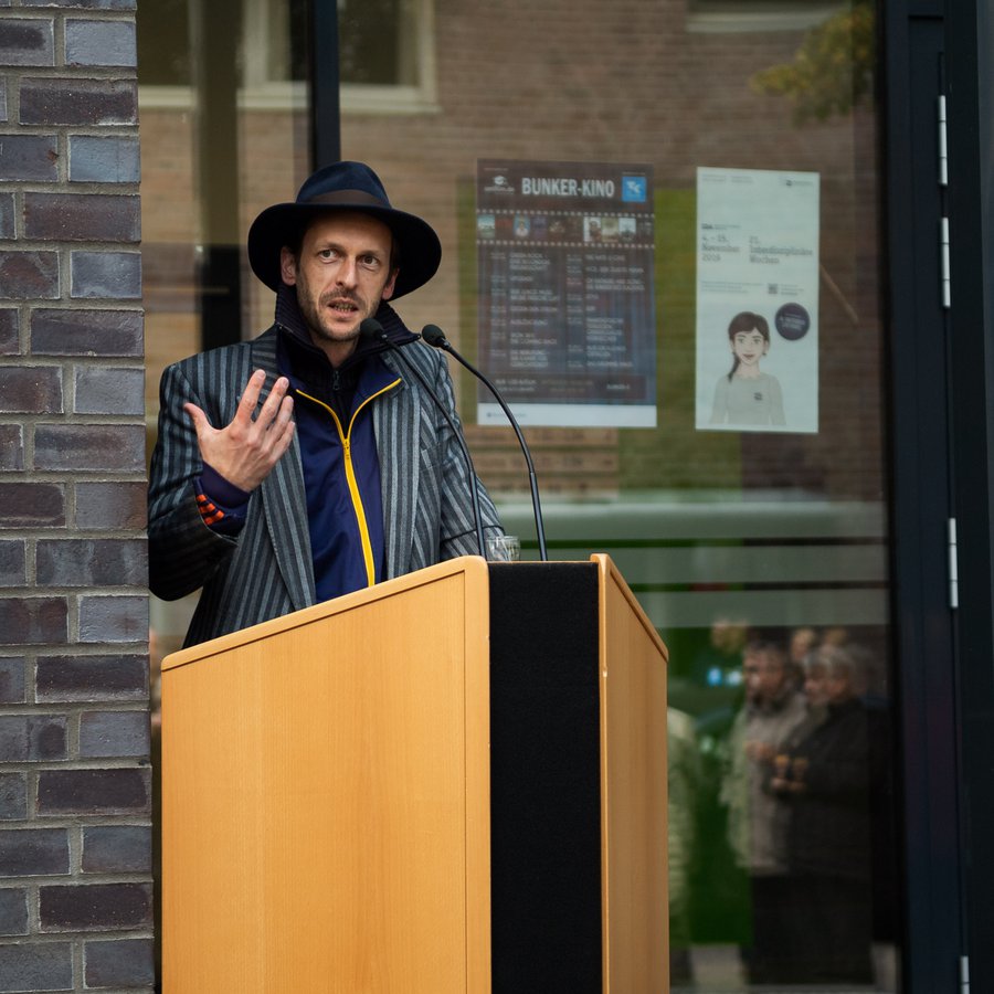 Foto: Andreas Diekötter Ein Mann am Rednerpult
