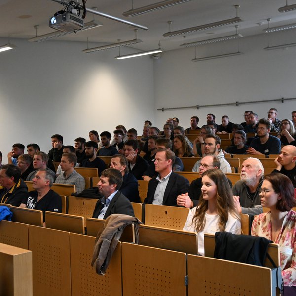 viele Menschen sitzen in einem Hörsaal