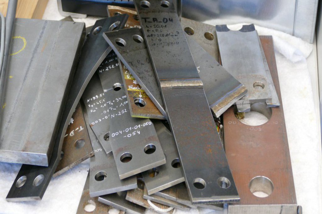 Ein Stapel teilweise beschrifteter Metallplatten.