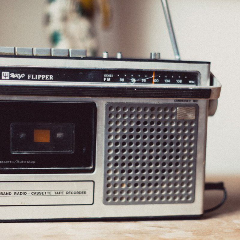 Ein in die Jahre gekommenes, aber immernoch stabiles, Radio im Kastenformat.