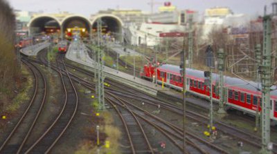 Die Gleise führen in den Kieler Hauptbahnhof hinein und aus ihm heraus.