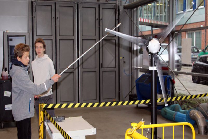Schüler bei Messungen an einer Kleinwindenergieanlage Schüler bei Messungen an einer Kleinwindenergieanlage im Blitzlabor der Fachhochschule Kiel