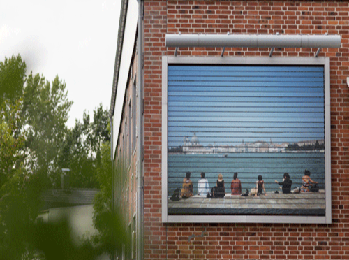 Lamelenbild an der Wand des Mensagebäudes mit einem anderen Motiv