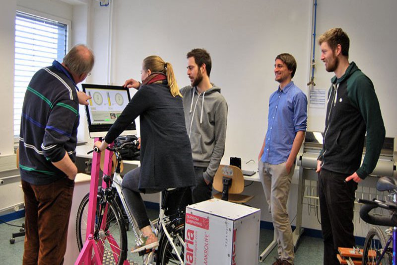 Energiefahrrad im Test Das Energiefahrrad im Test: Die Projektmitarbeiter erklären die Funktionen des Monitors