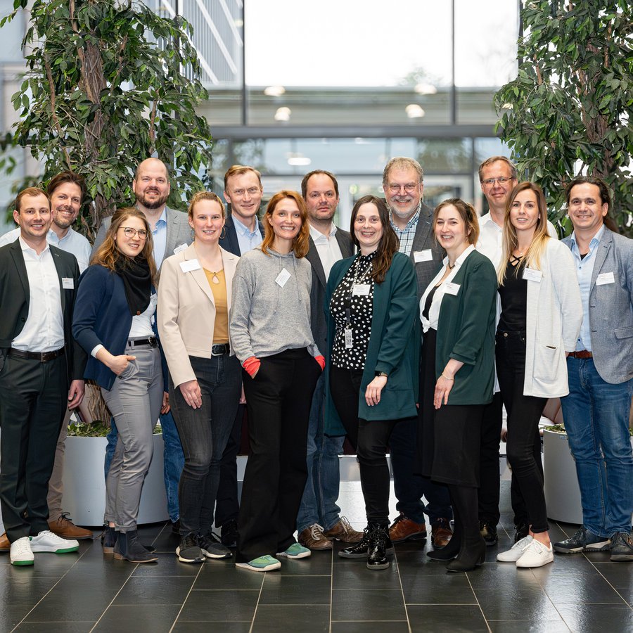 Gruppenfoto im Foyer des Mehrzweckgebäudes der FH Kiel 