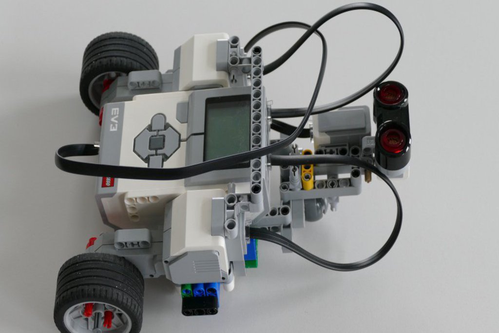 Der erste Roboter liegend auf einem Tisch.