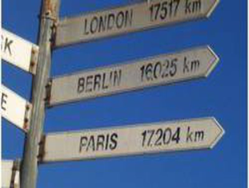 Foto von einem Wegweiser zu verschiedenen internationalen Metropolen