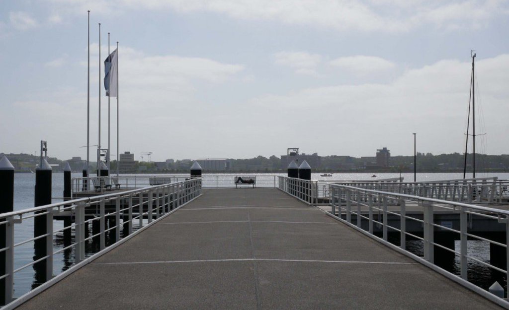 Ein breiter Steg zum erreichen der Fähre.