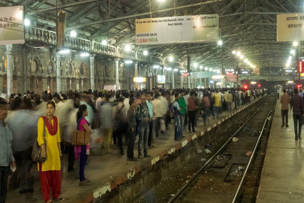 Ein prall gefüllter Bahnsteig.