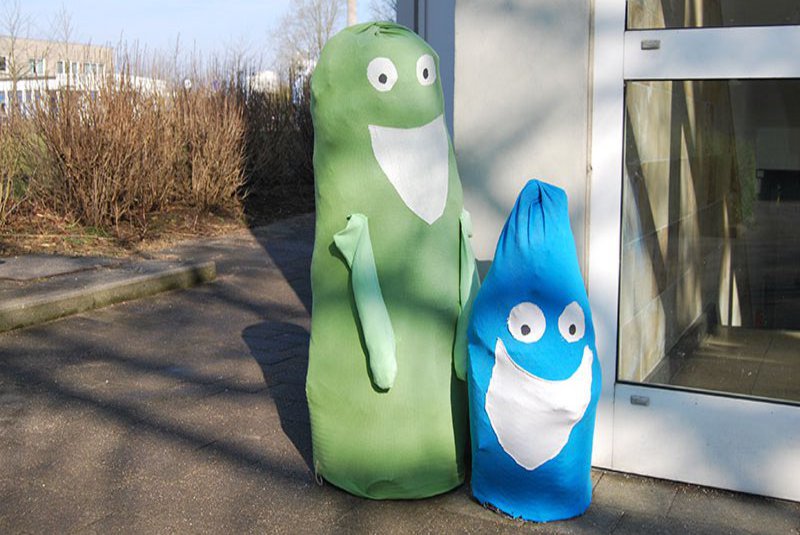 Zwei aus Stoff gebastelte Figuren zieren einen Eingang.