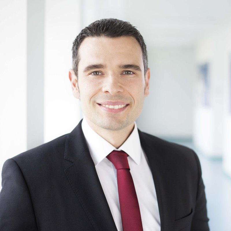 Portrait von Professor Karsten Eisenschmidt auf einem Flur der FH Kiel